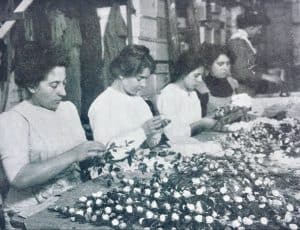 Beim Binden von Rosen