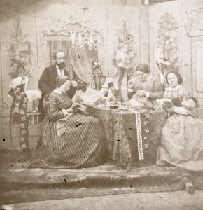 Abbildung aus einer Stereoskopie einer Modistinnen-Werkstatt ca. 1870
