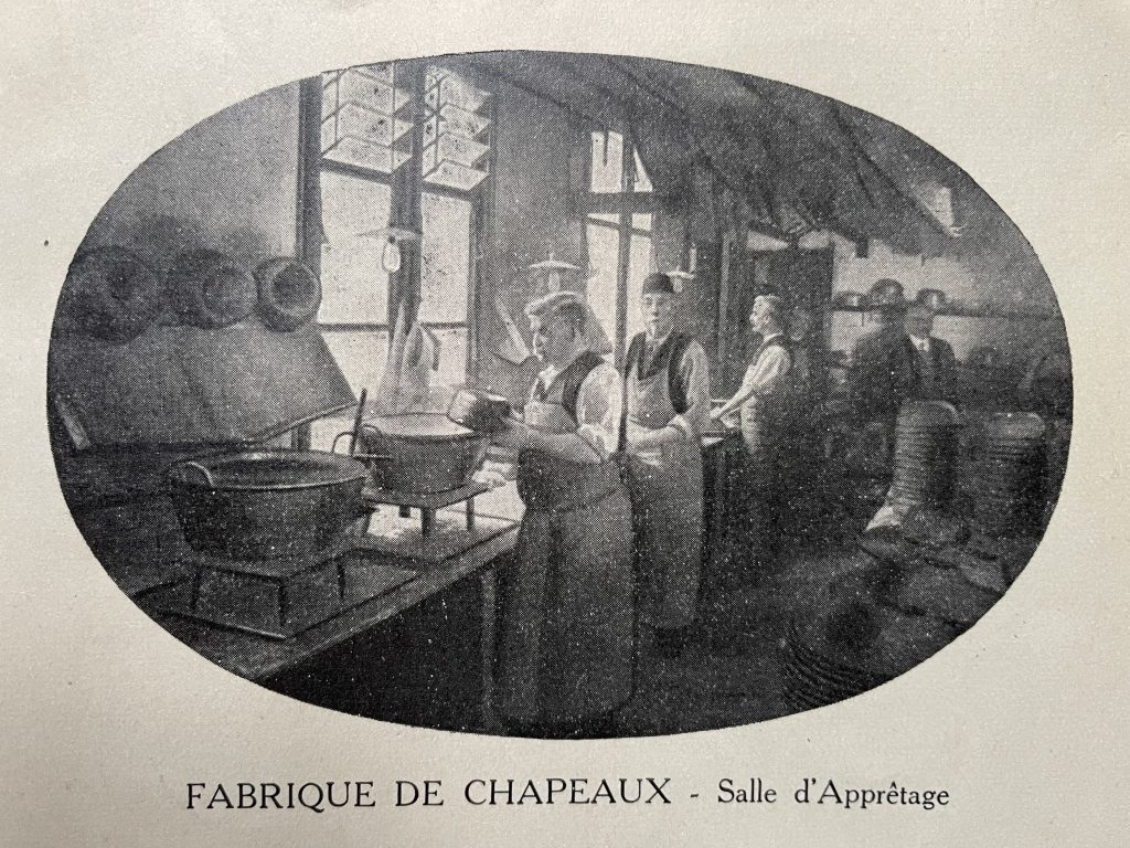 Abbildung "Fabrique de Chapeaux - Salle d'Apprêtage". Aus einem Prospekt: Chapeaux Spéciaux, Fabriqués dans nos Ateliers pour Uniformes et Pensions, Eté 1922