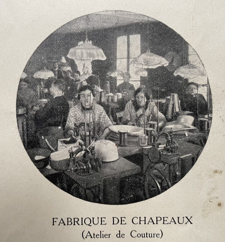 Abbildung "Fabrique de Chapeaux - Atelier de Couture". Aus einem Prospekt: Chapeaux Spéciaux, Fabriqués dans nos Ateliers pour Uniformes et Pensions, Eté 1922