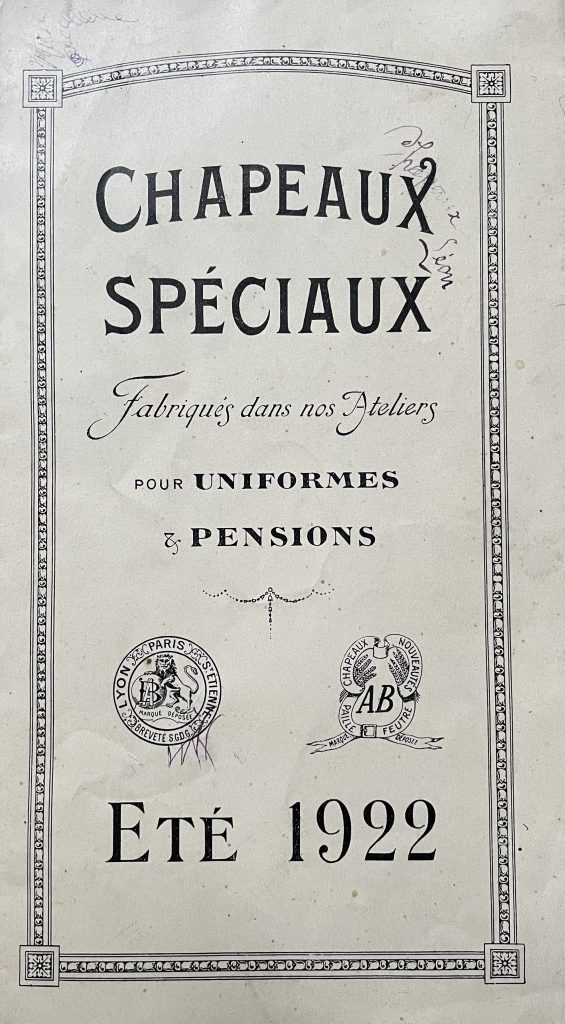 Titelblatt eines Prospektes: Chapeaux Spéciaux, Fabriqués dans nos Ateliers pour Uniformes et Pensions, Eté 1922