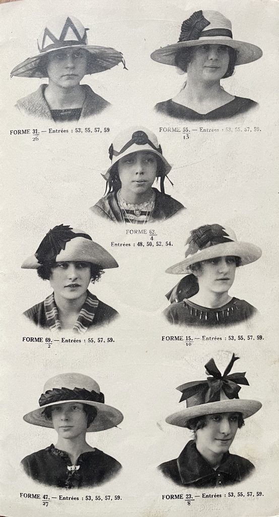 Hutmodelle (4) aus einem Prospekt: Chapeaux Spéciaux, Fabriqués dans nos Ateliers pour Uniformes et Pensions, Eté 1922