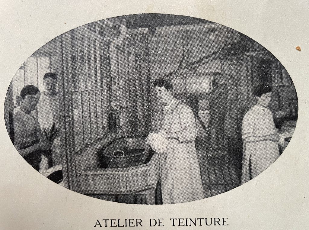 Abbildung "Atelier de Teinture". Aus einem Prospekt: Chapeaux Spéciaux, Fabriqués dans nos Ateliers pour Uniformes et Pensions, Eté 1922