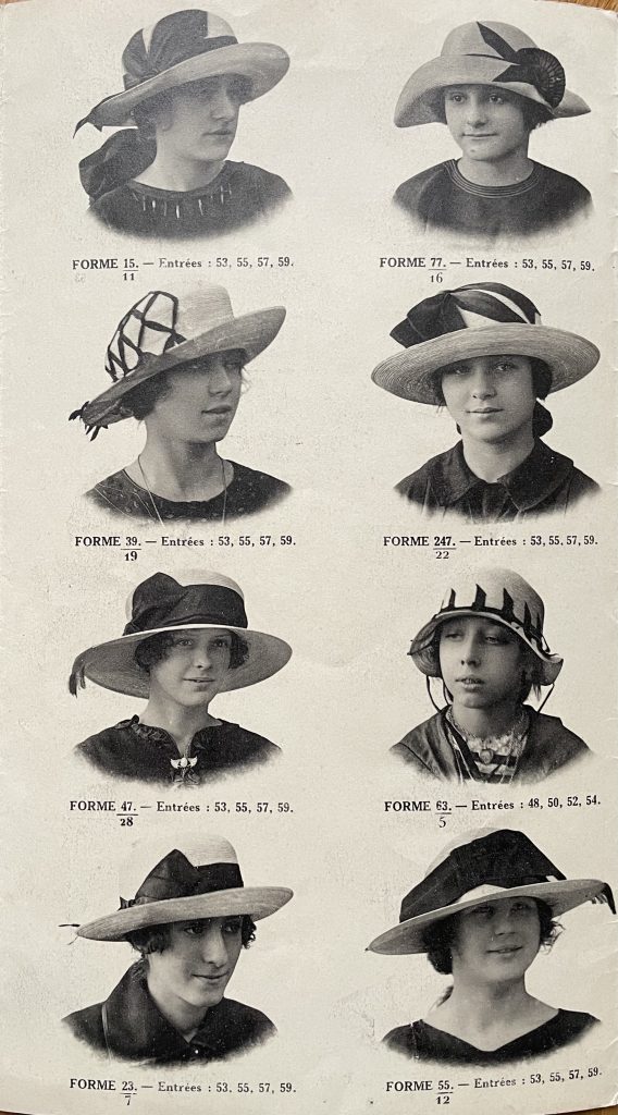 Hutmodelle (2) aus einem Prospekt: Chapeaux Spéciaux, Fabriqués dans nos Ateliers pour Uniformes et Pensions, Eté 1922