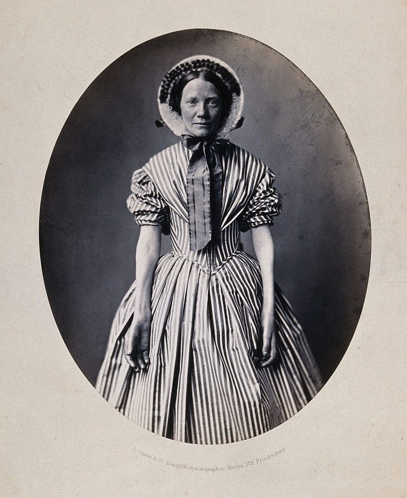 Fotografie einer Frau mit Haube, ca. 1860, von L. Haase, Berlin (Wellcome Collection, London)