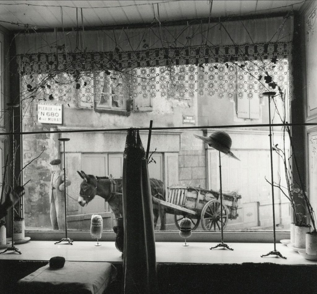 Fotografie von Édouard Boubat, "lâne de la vitrine de la modiste", aus dem Jahr 1954