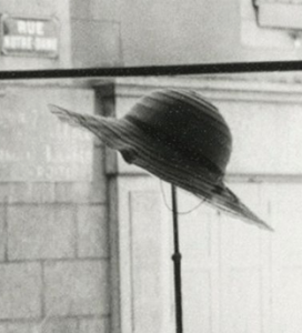 Ein Hut als Detal aus der Fotografie von Édouard Boubat, "lâne de la vitrine de la modiste"