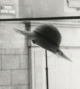 Ein Hut als Detal aus der Fotografie von Édouard Boubat, "lâne de la vitrine de la modiste"